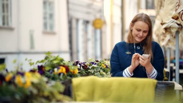 Frau benutzt ihr Smartphone im Café — Stockvideo