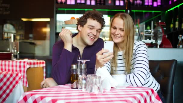 Pareja en la cafetería teniendo chat de vídeo — Vídeos de Stock