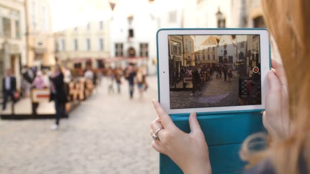 Femme avec tablette faisant vidéo de rue — Video