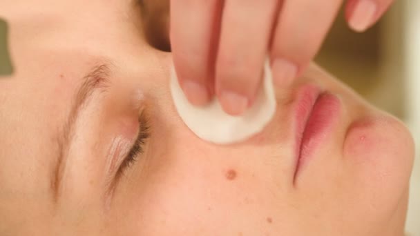 Schoonmaak neus met ultrasone apparatuur — Stockvideo
