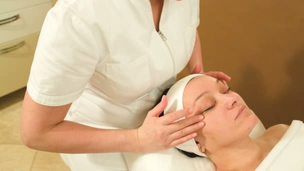Gezicht massage met accent op oogcontour — Stockvideo
