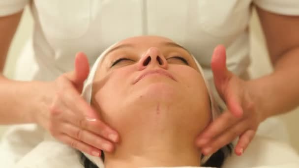 Mulher relaxante durante a terapia facial — Vídeo de Stock