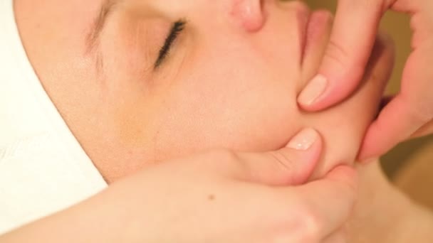Tratamento de massagem de cara de mulheres — Vídeo de Stock