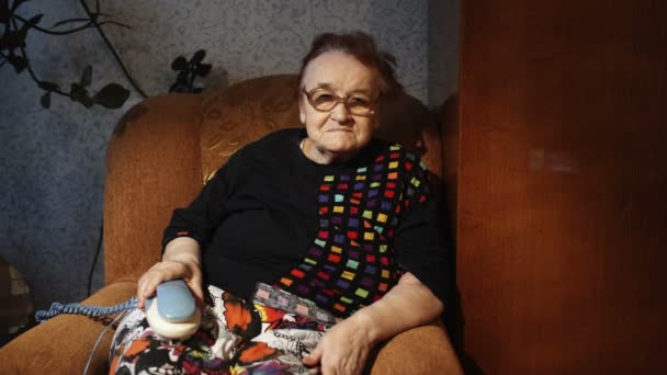 Abuela esperando una llamada — Vídeos de Stock