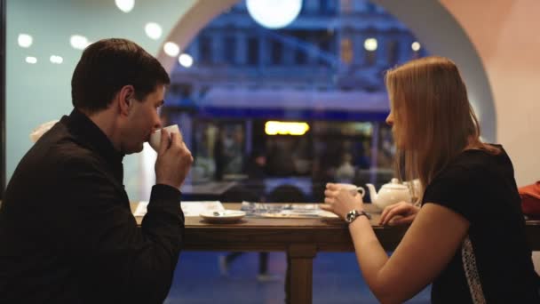 Друзья в кафе разговаривают и пьют чай — стоковое видео