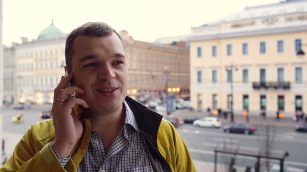 Mladý muž mluví po telefonu — Stock video