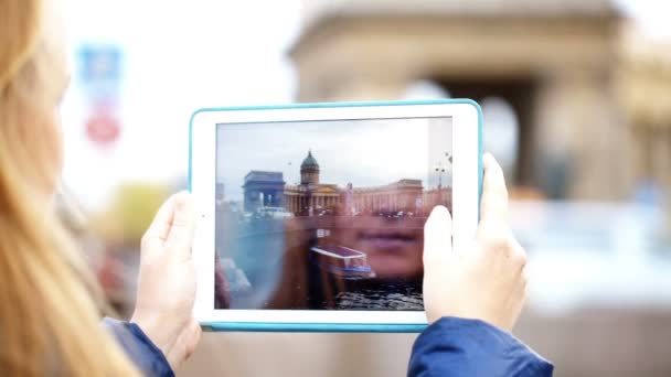 Mujer con almohadilla haciendo fotos de la catedral de Kazán — Vídeos de Stock