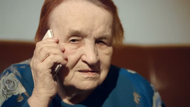 Mujer mayor hablando por teléfono — Vídeos de Stock