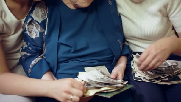 Mujeres mirando viejas fotos familiares — Vídeo de stock