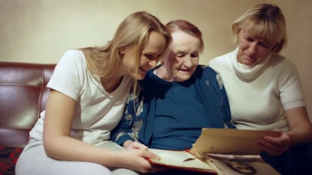 Trois femmes à la recherche d'archives familiales — Video