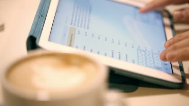 Arbeiten mit Tablet-PC und Kaffee trinken — Stockvideo