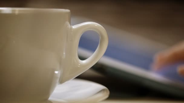 Tomar una taza de café y trabajar con la almohadilla — Vídeo de stock