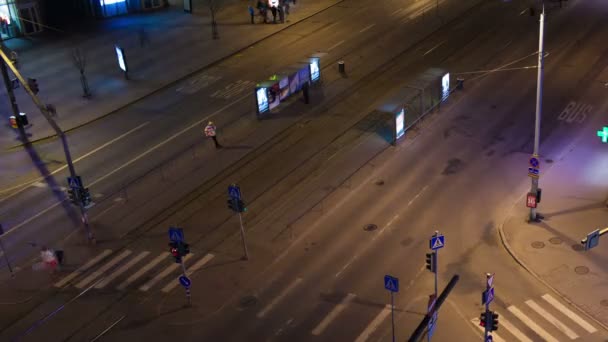 Timelapse del tráfico nocturno de la ciudad en Tallin — Vídeos de Stock