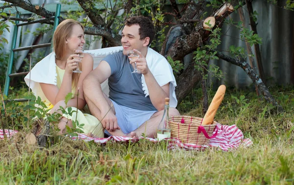 Young couple on picnic in the countryside — Stock Photo, Image