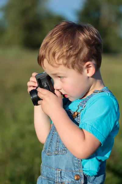 Little child taking pictures outdoor — Stock Photo, Image