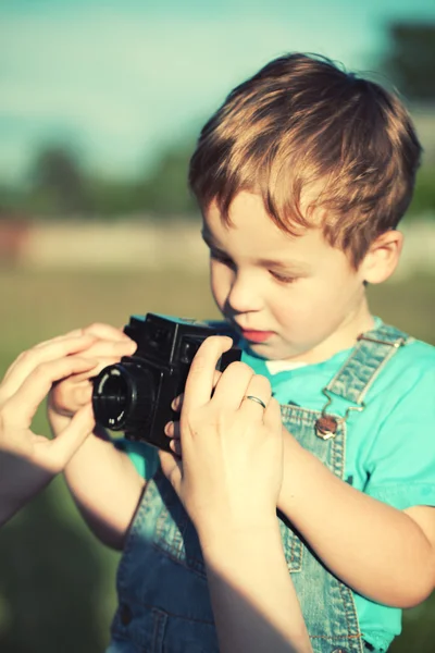 Madre aiutare il figlio a fare le sue prime foto — Foto Stock