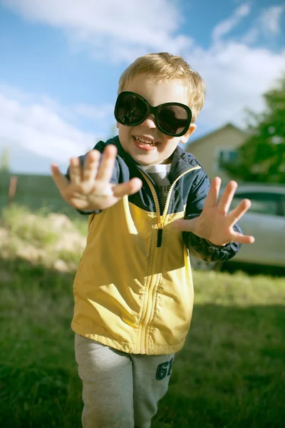 Glücklicher Junge mit großer Sonnenbrille im Freien — Stockfoto