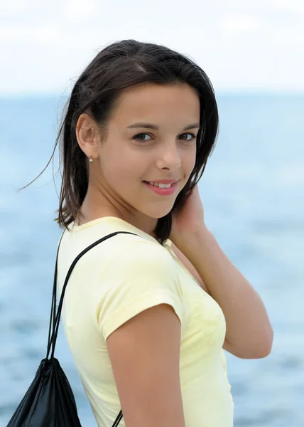 Retrato de una hermosa morena sonriente —  Fotos de Stock