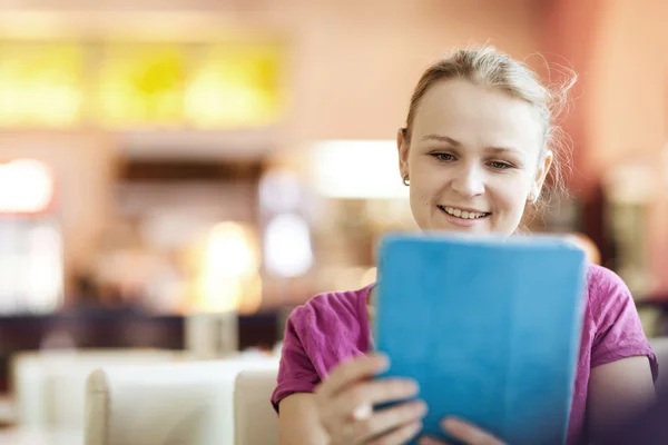 Młoda kobieta szczęśliwa w kawiarni z komputera typu tablet — Zdjęcie stockowe