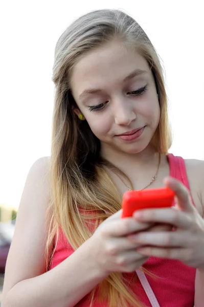 Young girl sending a message — Stock Photo, Image