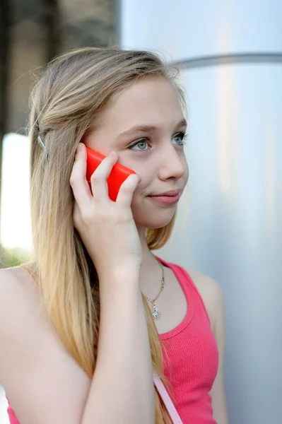 Young girl talking on the phone outdoor — Stock Photo, Image