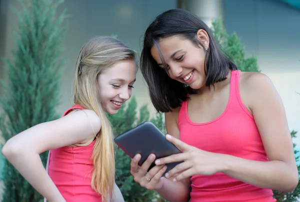 两个十几岁的女孩，tablet pc — 图库照片