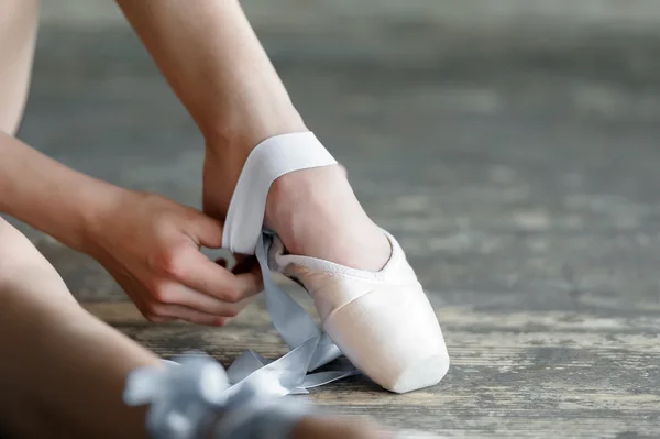 Quitarse los zapatos de ballet después del ensayo o la actuación — Foto de Stock