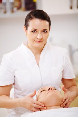 Güzellik Spa seansı sırasında masaj terapisti ile yüz tedavi