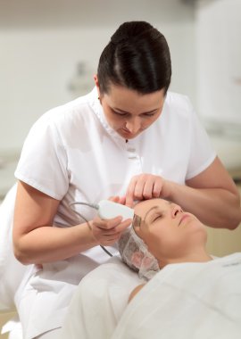 Ultrasonik yüz temizleme sağlayarak makyajcısı
