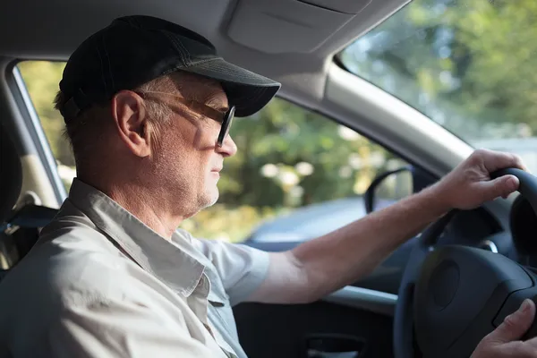 Hombre mayor al volante —  Fotos de Stock