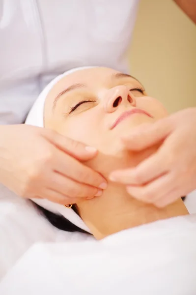 Massage du visage au salon de soins de beauté — Photo