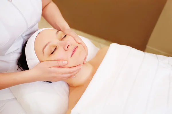 Wanita mengambil perawatan wajah di spa kecantikan — Stok Foto