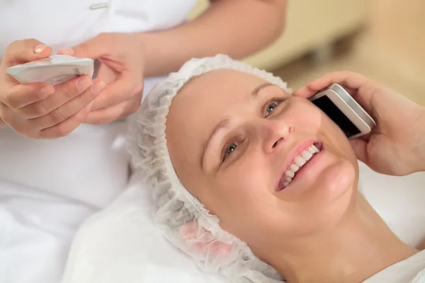 Frau telefoniert im Beauty-Spa — Stockfoto