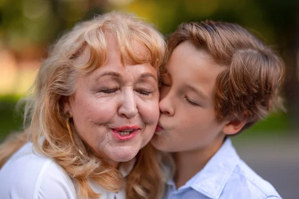 All his love for grandma in one kiss — Stock Photo, Image