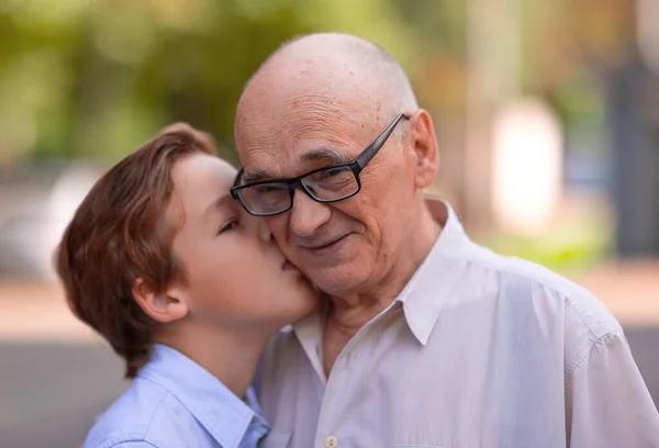 El abuelo está feliz de sentir el amor de su nieto —  Fotos de Stock