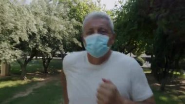 Yüz maskesi takmış koşucu
