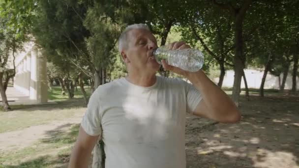 Desportista feliz beber água mineral — Vídeo de Stock