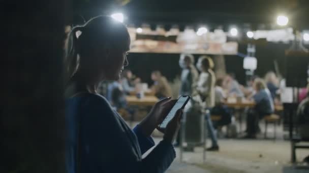 Uma menina tira fotos na rua — Vídeo de Stock