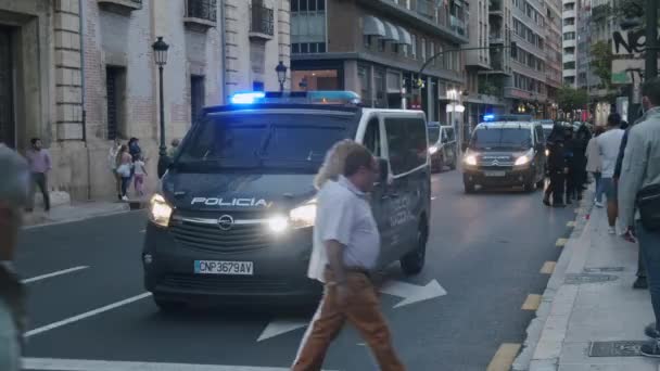 Полицейские машины в городе — стоковое видео