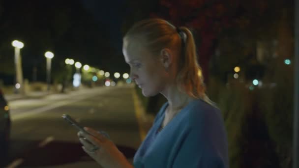 Žena žije za plátnem mobilu — Stock video