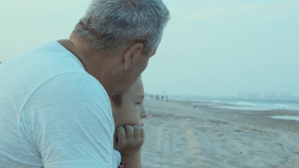Kakek berbagi pengalaman hidupnya dengan cucunya — Stok Video