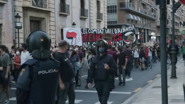 Толпа людей марширует по улице Валенсии, Испания — стоковое видео
