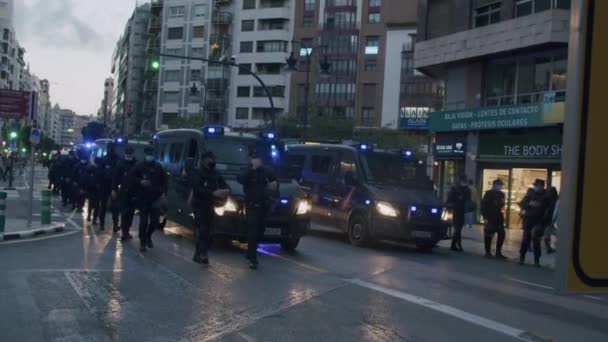 Colonna di polizia nella strada di Valencia durante il Giorno di indipendenza della Spagna — Video Stock