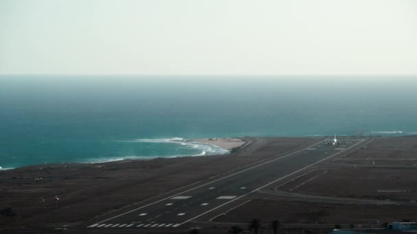 Partida de um avião de passageiros de um aeroporto insular — Vídeo de Stock