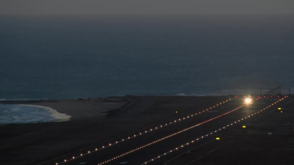 El avión despega por la noche — Vídeos de Stock