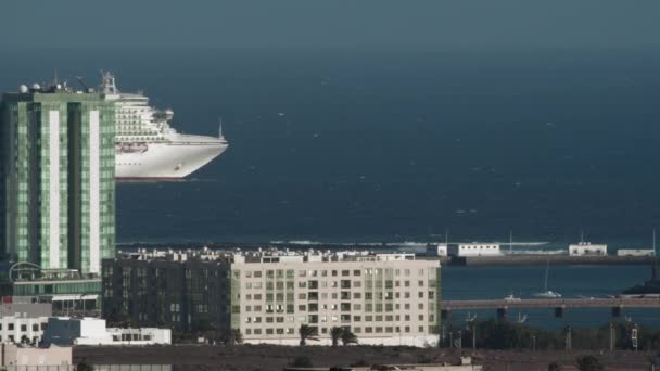 Sea cruise ship enters the port — Stockvideo