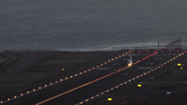 Het vliegtuig vertrekt vanaf de luchthaven op het eiland — Stockvideo