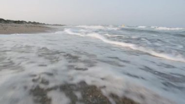 Fırtınalı dalgalar boş kıyıya vuruyor