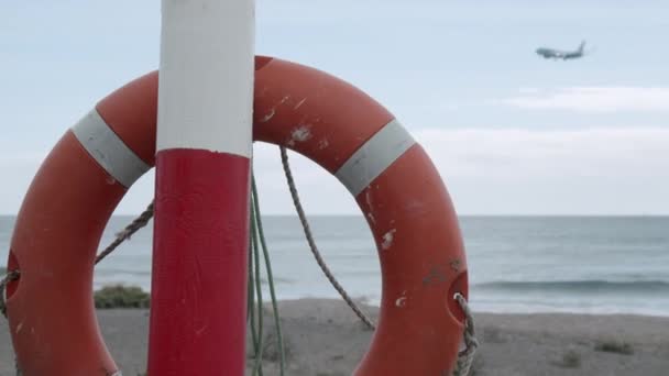 Livebuoy pe o plajă pustie — Videoclip de stoc