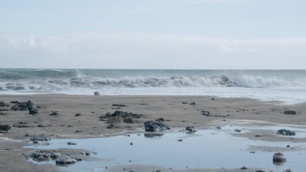 Wellen krachen auf das Ufer — Stockvideo